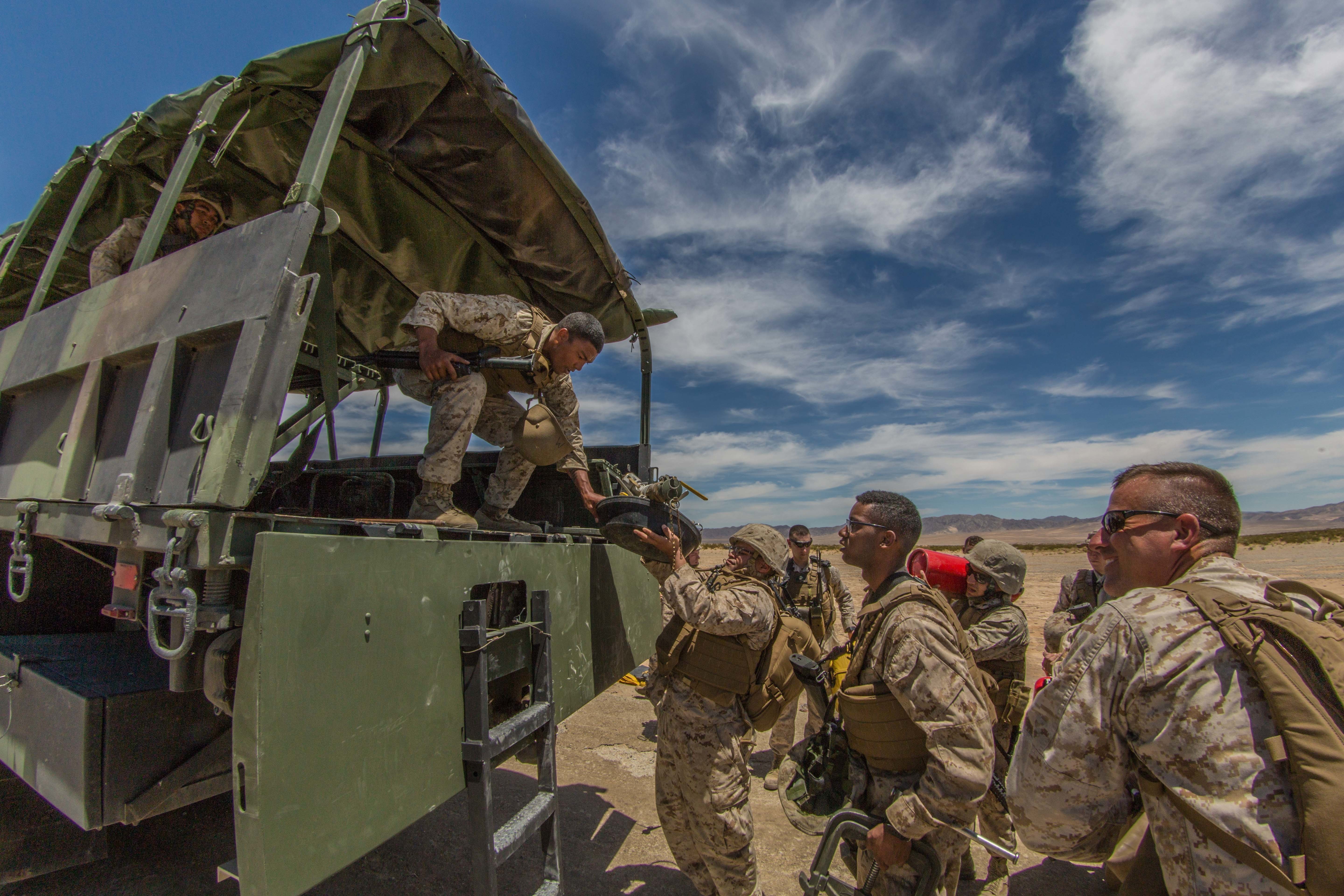 Reserve Marines fly in and unload at ITX 419