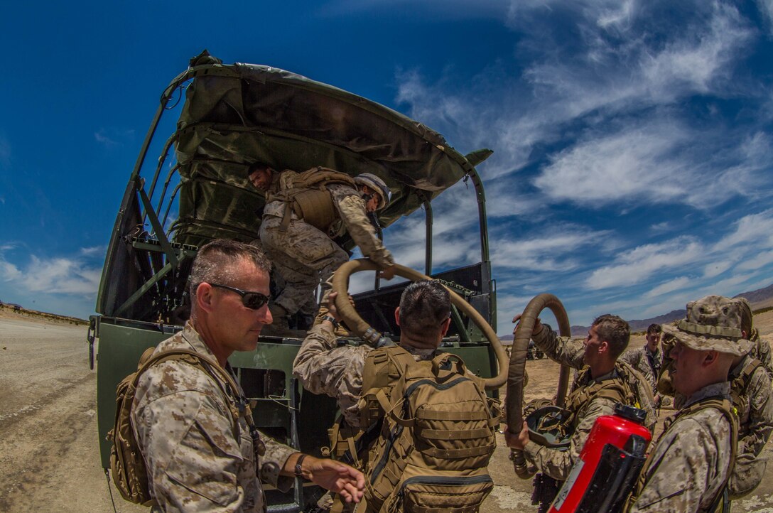 Reserve Marines fly in and unload at ITX 4-19