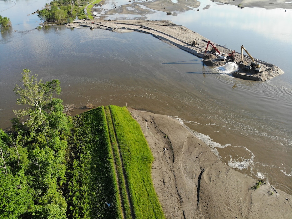 Aerial drone footage shows USACE, Omaha District work continuing on levee L575a June 13, 2019.