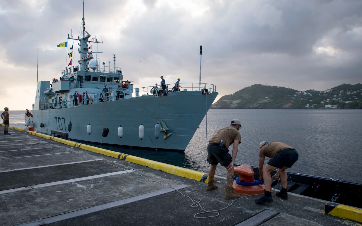Canadian Clearance Divers from Fleet Diving Unit (Atlantic) assist Her Majesty's Canadian Ship (HMCS) Goose Bay to dock at Saint Vincent and the Grenadines