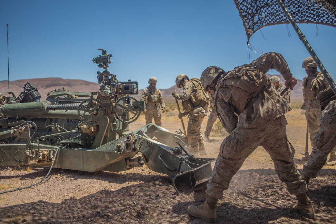 Reserve Marine artillerymen rain steel during ITX 4-19