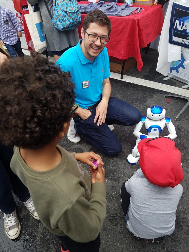 PHILADELPHIA (May 4, 2019) NSWCPD’s STEM Outreach Coordinator Tristan Wolfe demonstrates programming concepts using “William” the robot during the Philadelphia Science Carnival on May 4. Other STEM-related technologies highlighted by NSWCPD engineers included laser metrology and cybersecurity. (U.S. Navy photo by Margaret Kenyon)/Released