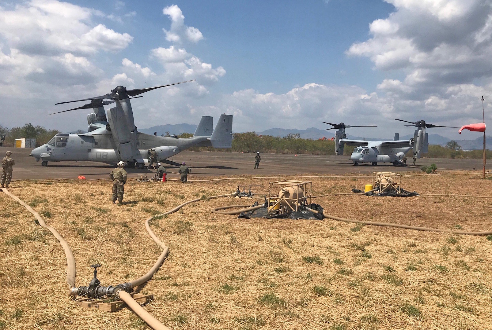 airplanes getting refueled