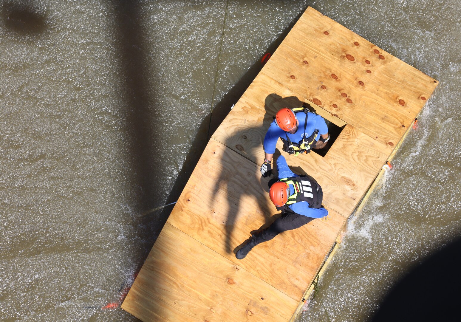 Members of the Mississippi Task Force Urban Search and Rescue team train for rooftop rescue May 31, 2019, at Camp McCain, Mississippi. The training was part of Ardent Sentry 2019, a North American Aerospace Defense Command and US Northern Command joint force exercise to test the Mississippi National Guard’s response to a 7.7 Magnitude Earthquake along the New Madrid Fault Line near Memphis, Tennessee. (U.S. Army National Guard photo by PFC Austin Eldridge/RELEASED)