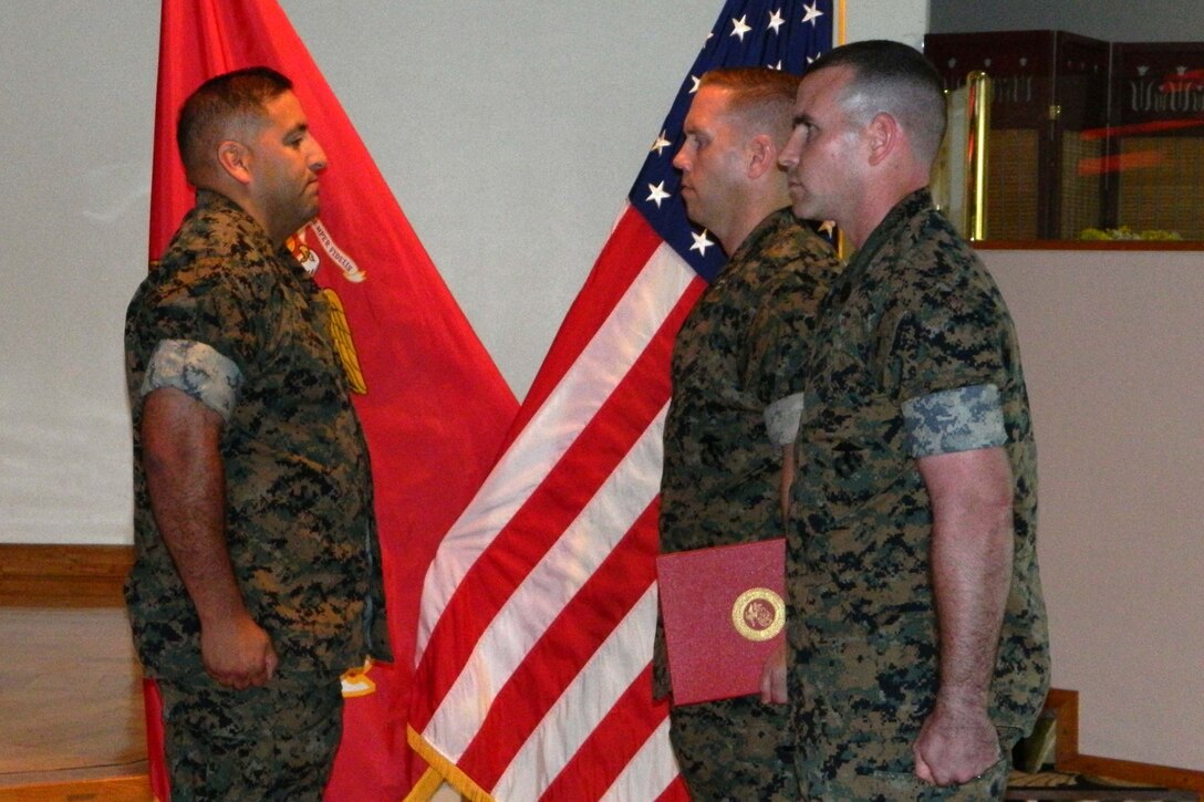 海兵隊に26年勤続したカミナ曹長の退官式が６月18日（火）、第３情報大隊により執り行われました。