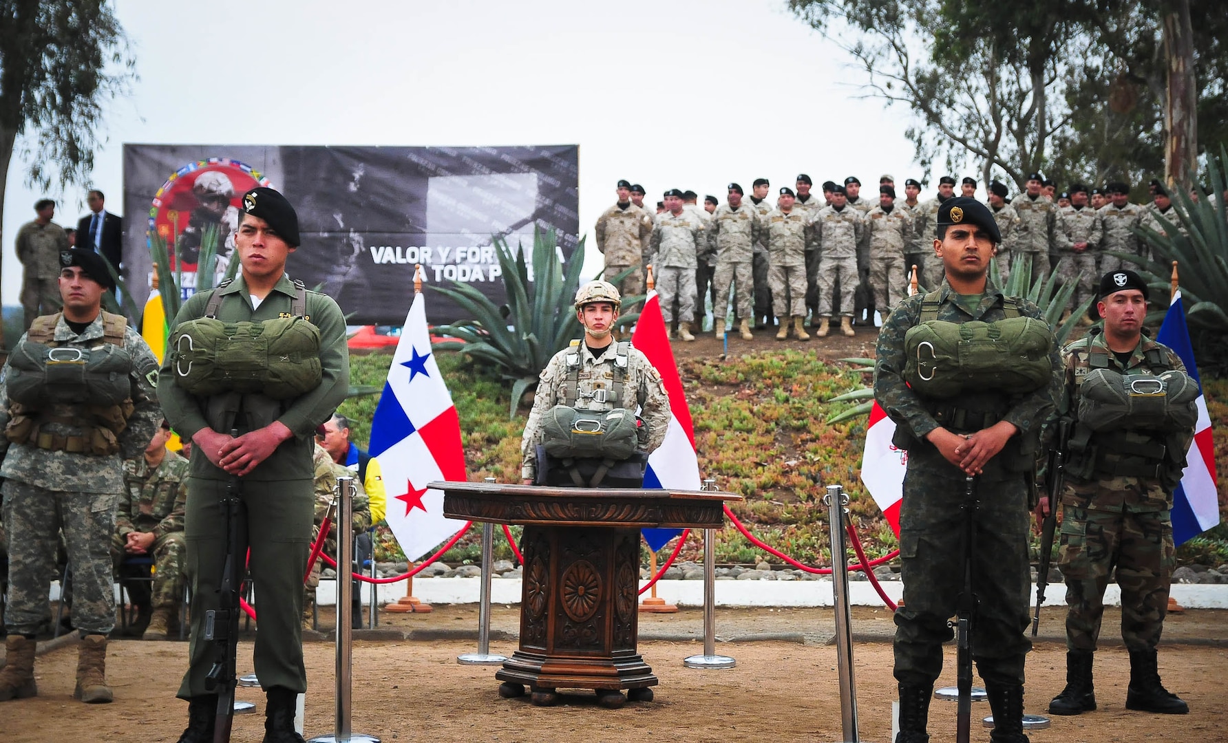 Chilean soldiers stand in the position of attention.