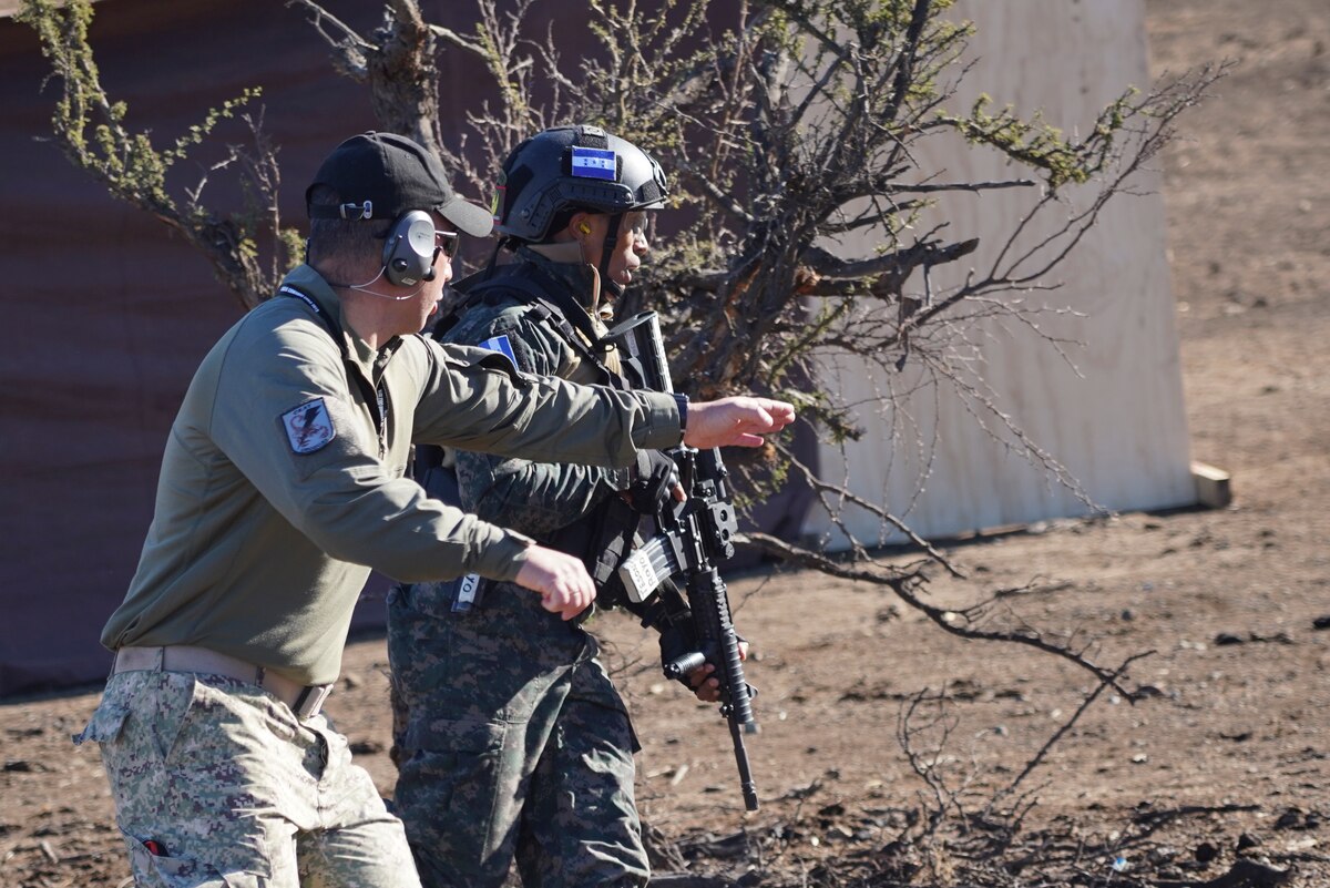 A Honduran competitor goes through critical task day one lane during Fuerzas Comando 2019, Santiago, Chile, June 18, 2019.