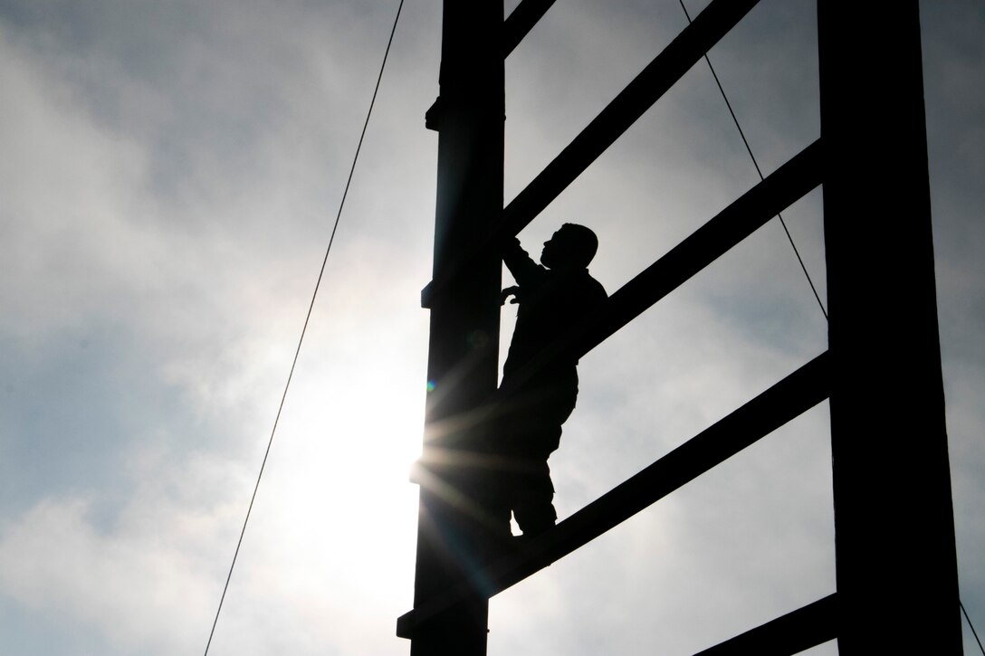 Soldiers navigate obstacle course during 2019 ARBWC