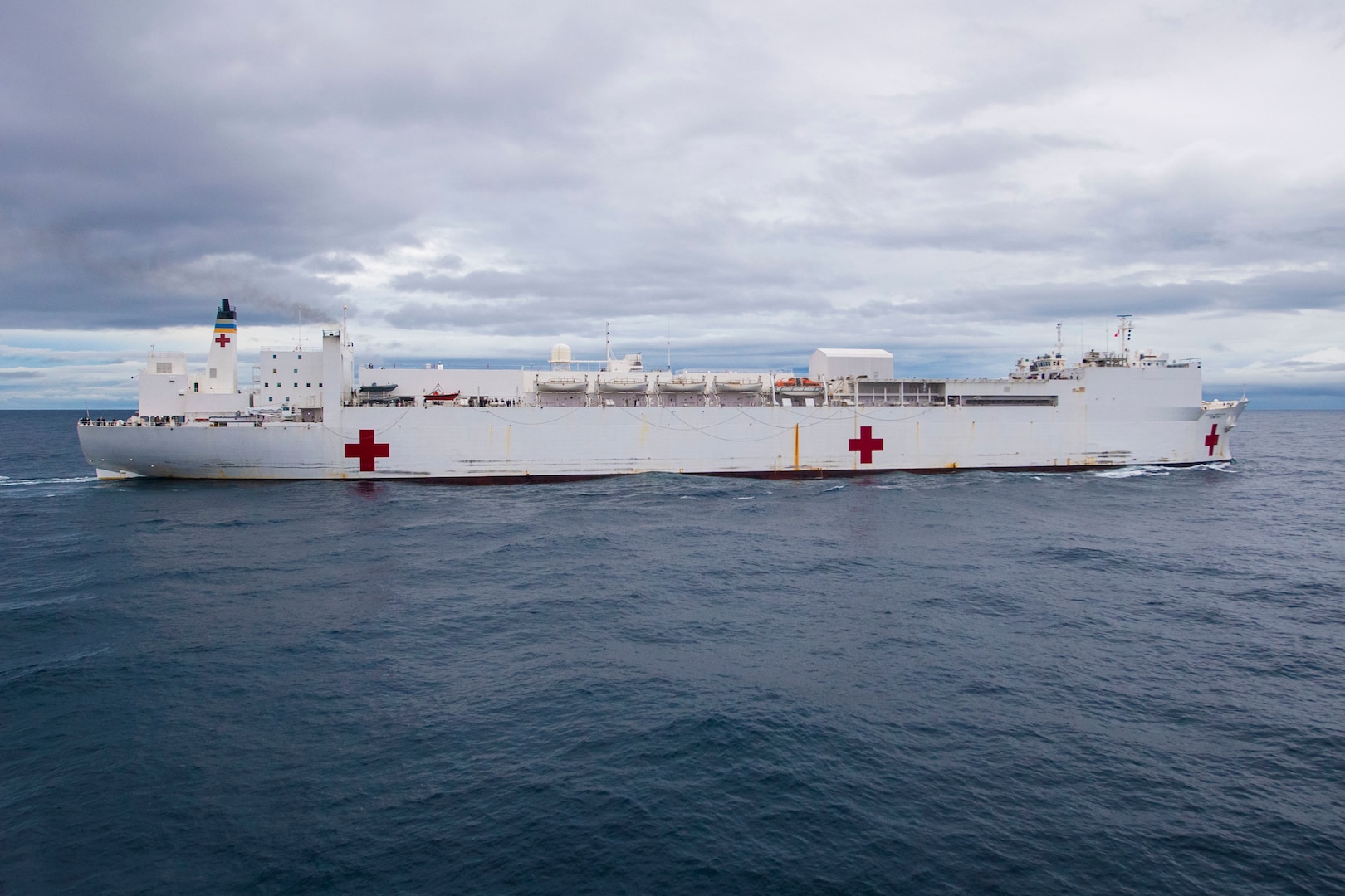 The hospital ship USNS Comfort (T-AH 20) transits the Pacific Ocean.