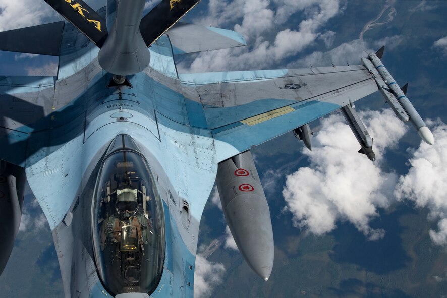 F-16 Fighting Falcon receives fuel