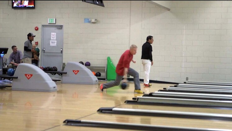 米海兵隊基地キャンプ・シュワブのボーリング場で2月26日、地域住民と米海兵隊員の親交を深めるために親善ボーリング大会を開催しました。