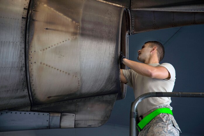 15th MXS Airman Uses Joint Skills to Ensure Mission Success