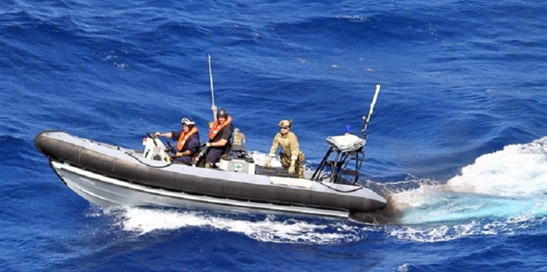 A boat from the RFA Mounts Bay seized 100kg of cocaine in the Caribbean as drug-runners dumped their illegal cargo and fled from authorities.