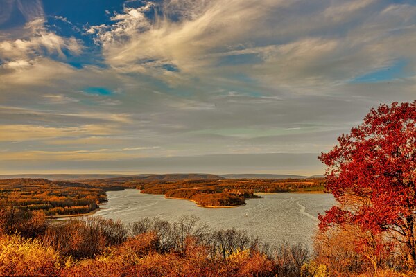 Blue Marsh Lake provides year round recreation activities including fishing, hiking, and sight-seeing.