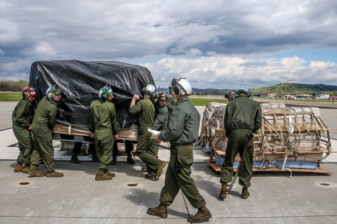 Roll out the mattresses: VMM-164 conducts hung gear drill
