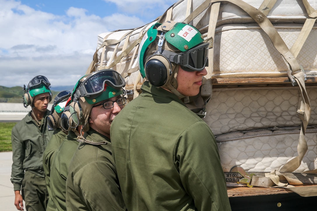 Roll out the mattresses: VMM-164 conducts hung gear drill