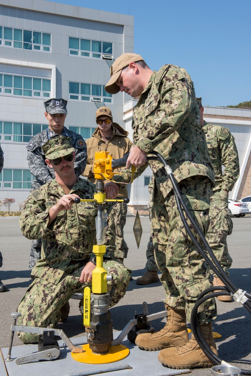 CHINHAE, Republic of Korea (March 14, 2019) Chief Navy Diver Eric Real, assigned to Mobile Diving Salvage Unit 1, Company 1-5, trains Republic of Korea navy counterparts in hot tap proceedures during a training evolution.