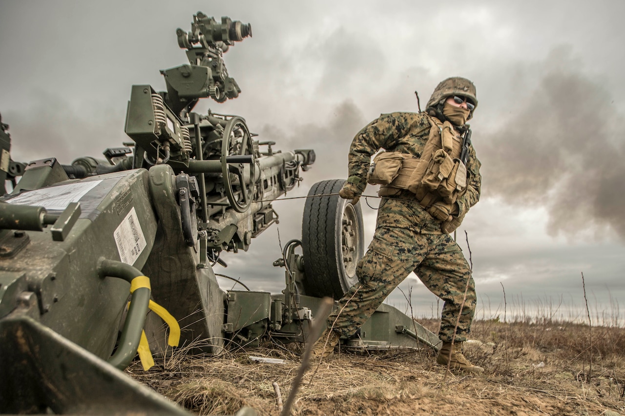 Marine fires howitzer