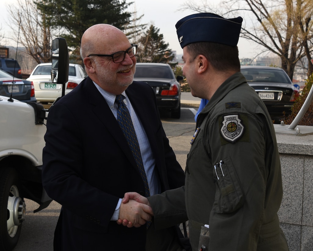 Air Force top comptroller visits Osan