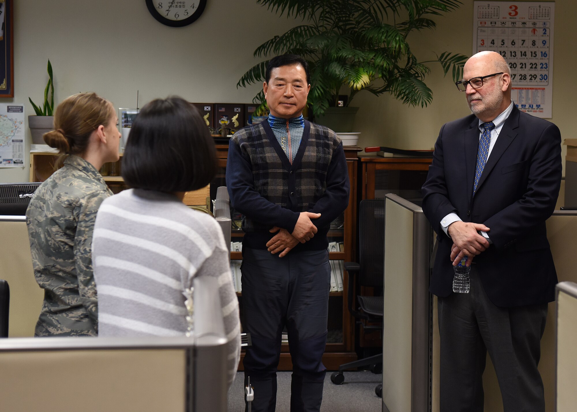 Air Force top comptroller visits Osan