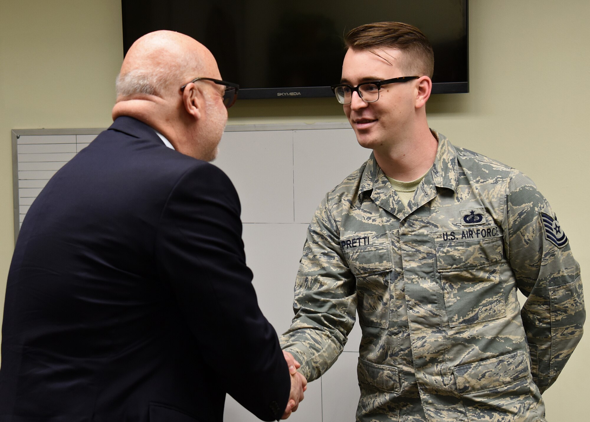 Air Force top comptroller visits Osan