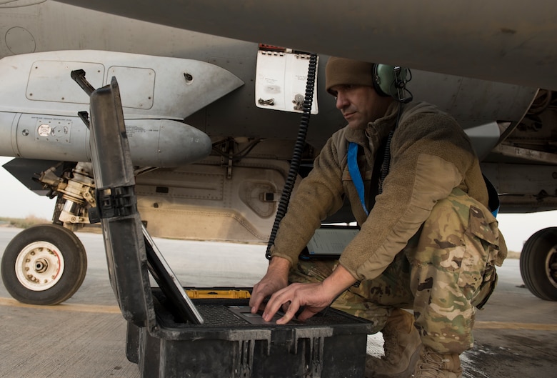Propulsion techs perform F-16 engine ops check