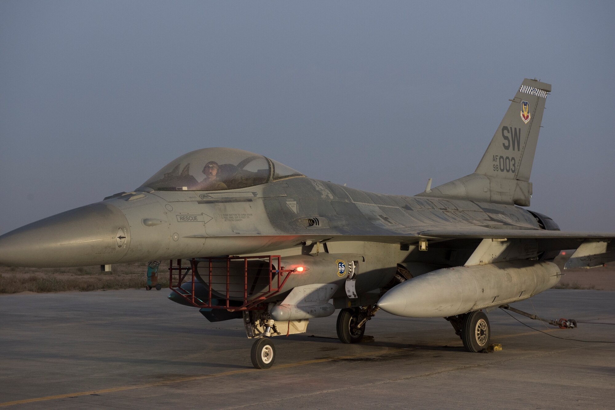 Propulsion techs perform F-16 engine ops check