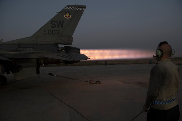 Propulsion techs perform F-16 engine ops check