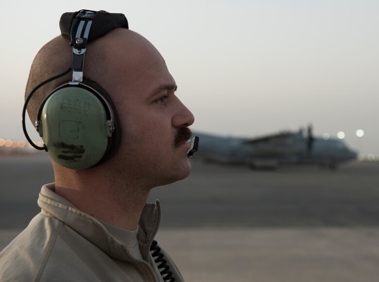 Propulsion techs perform F-16 engine ops check