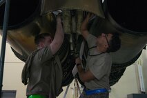 B-52 crew chiefs earn zero-defect rating during inspection