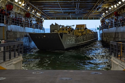 PACIFIC OCEAN (March 11, 2019) Landing Craft, Utility (LCU) 1629, assigned to Beachmaster Unit (BMU) 1, docks with the San Antonio-class amphibious transport dock ship USS Somerset (LPD 25) during Pacific Blitz 2019. Pacific Blitz 2019 is an opportunity for U.S. Forces to increase maritime readiness to be prepared for real-world crisis situations. Pacific Blitz 2019 provides realistic, relevant training necessary for effective global crisis response expected of the Navy and Marine Corps. (U.S. Navy photo by Mass Communication Specialist 2nd Class Heath Zeigler/Released)