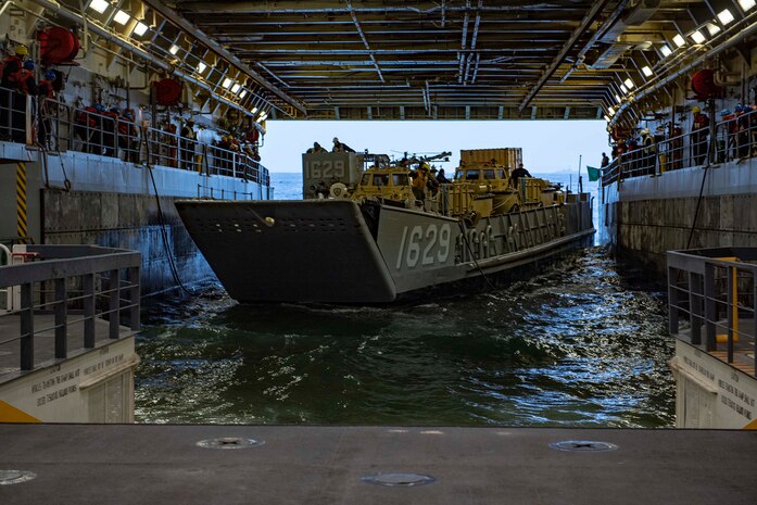 PACIFIC OCEAN (March 11, 2019) Landing Craft, Utility (LCU) 1629, assigned to Beachmaster Unit (BMU) 1, docks with the San Antonio-class amphibious transport dock ship USS Somerset (LPD 25) during Pacific Blitz 2019. Pacific Blitz 2019 is an opportunity for U.S. Forces to increase maritime readiness to be prepared for real-world crisis situations. Pacific Blitz 2019 provides realistic, relevant training necessary for effective global crisis response expected of the Navy and Marine Corps. (U.S. Navy photo by Mass Communication Specialist 2nd Class Heath Zeigler/Released)