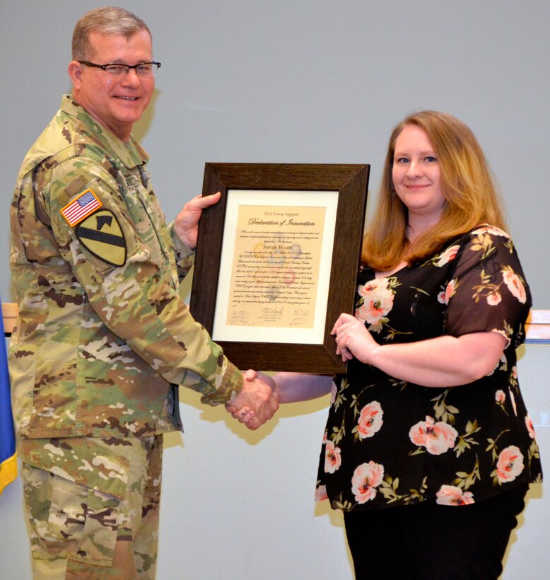 Army Brig. Gen. Mark Simerly presents award