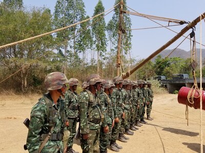 RATCHABURI, Thailand – Royal Thai Army engineers demonstrate field expedient heavy lift techniques to participants of the 2nd US-Thai Army Field Engineer Subject Matter Expert Exchange, which included Washington Army National Guard Soldiers and a representative from U.S. Army Pacific/U.S. Army Corps of Engineers, held at the Royal Thai Army Engineer School, March 18-22, 2019. (Courtesy photo: Royal Thai Army engineer photographer)