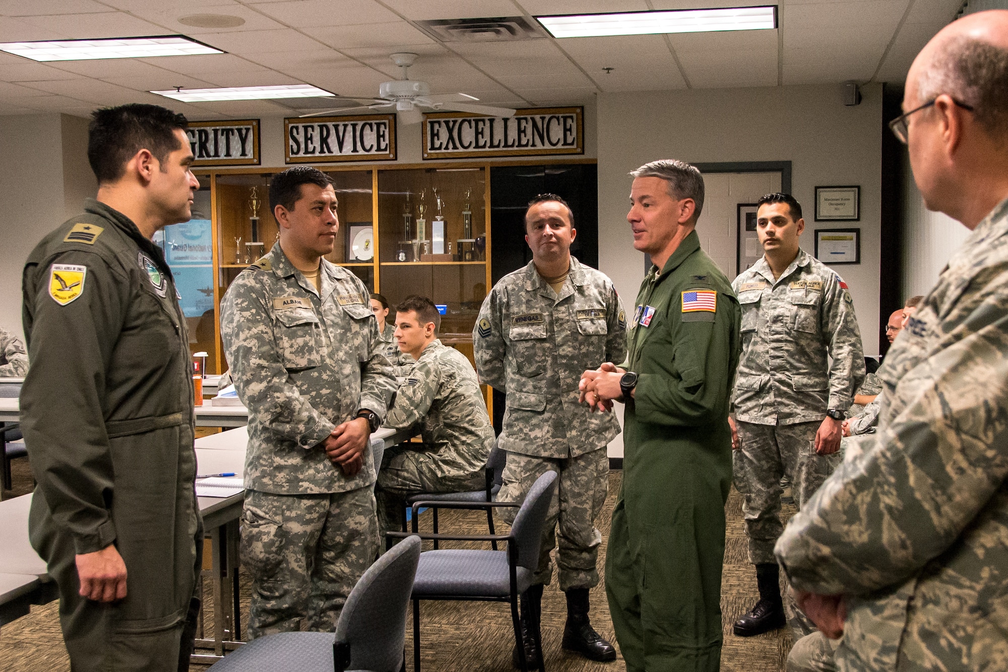 Texas Air National Guard Col. Thomas M. Suelzer, 136th Airlift Wing commander, speaks with Chilean Air Force Airmen July 26, 2018, at Naval Air Station Fort Worth Joint Reserve Base, Texas. The Chilean Air Force visited the wing as part of the State Partnership Program, which forges mutually beneficial partnerships with some of our staunchest allies and partners worldwide. (U.S. Air National Guard photo by Tech. Sgt. Lynn Means)