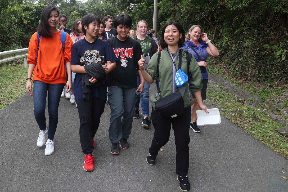 北谷中学校とアメリカンスクールの中学生が、基地内にある北谷城跡で初めての文化交流をしました。