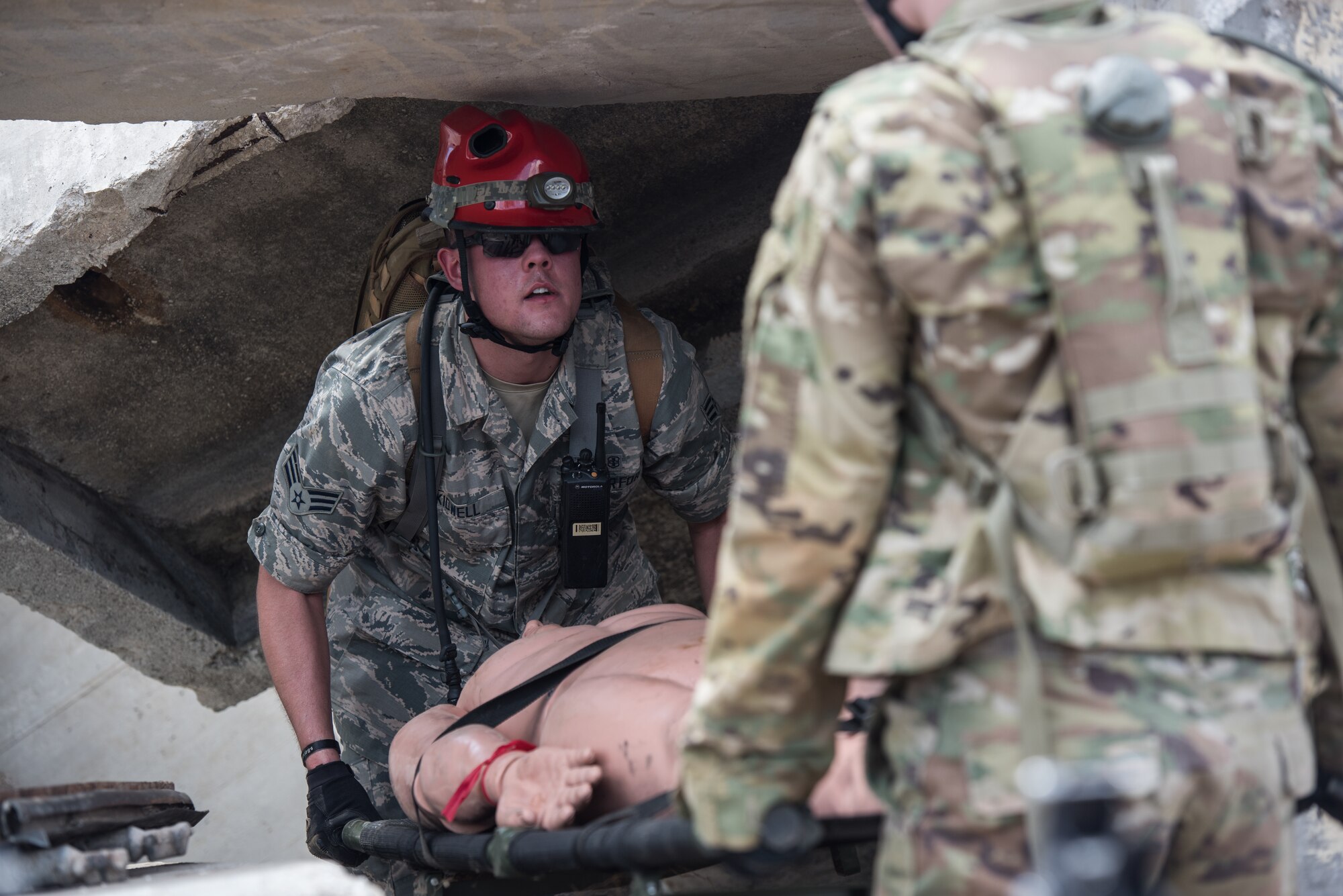 U.S. Air Force Senior Airman Justin Kidwell, a search and extraction medic with the 193rd Special Operations Medical Group Detachment 1, Pennsylvania Air National Guard, helps carry a casualty on a litter during exercise Vigilant Guard.