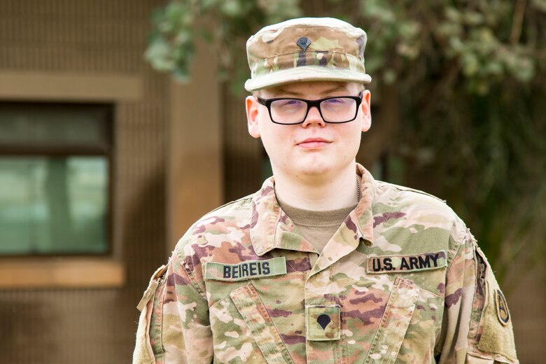 Human Resources Specialist Impacts Thousands Of Soldiers In Theater U S Army Central News U S Army Central