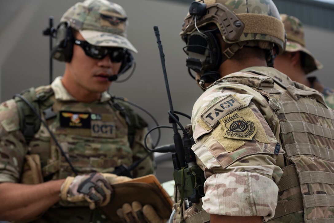 U.S. Air Force tactical air control party joint terminal attack controllers from the 116th Air Support Operations Squadron, Washington Air National Guard, conduct a subject matter exchange with Royal Thai air force combat control team airmen during COPE Tiger 2019 at Chandy Range, Thailand, March 15, 2019.