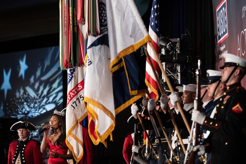 Miss America sings national anthem at banquet