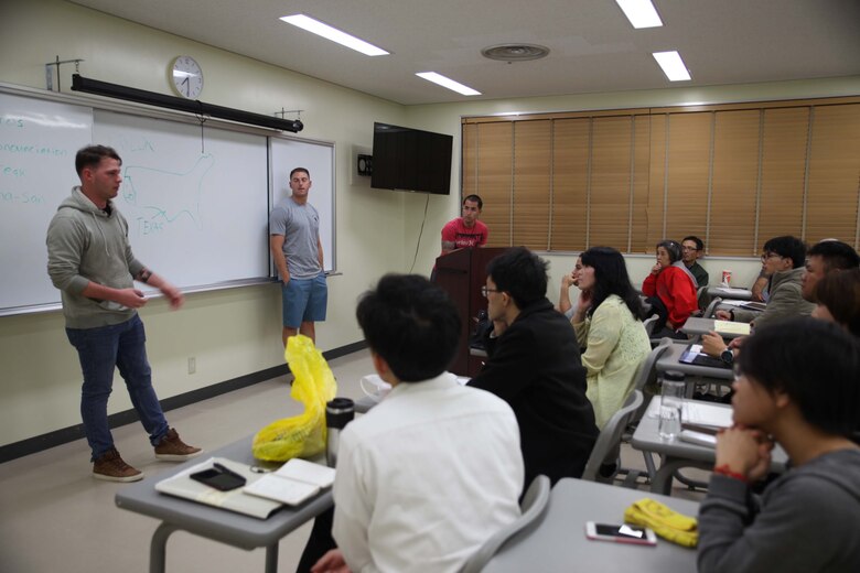 沖縄県名護市辺野古にある米海兵隊基地キャンプ・シュワブでは16年前から地元住民を対象にした英会話クラスを無料で提供しています。