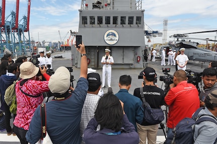 7th Fleet Flagship USS Blue Ridge Strengthens Maritime Partnership in Indonesia
