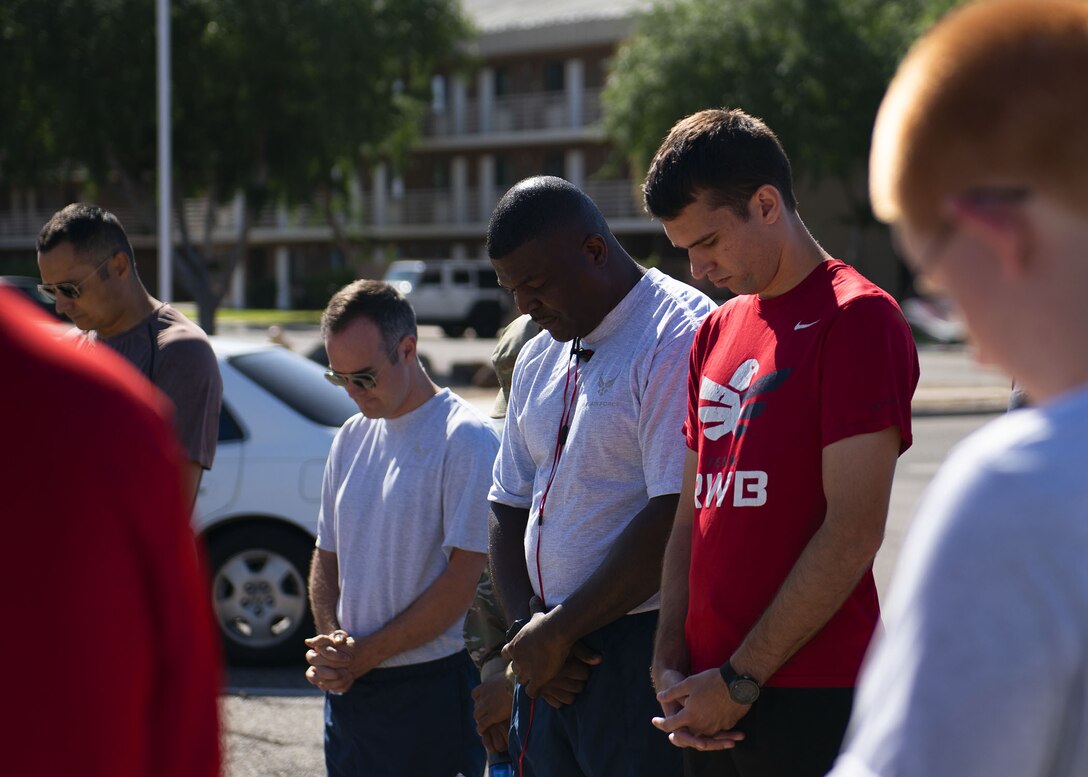 Airmen pray before the Cajun Remembrance Run April 30, 2019, at Luke Air Force Base, Ariz.