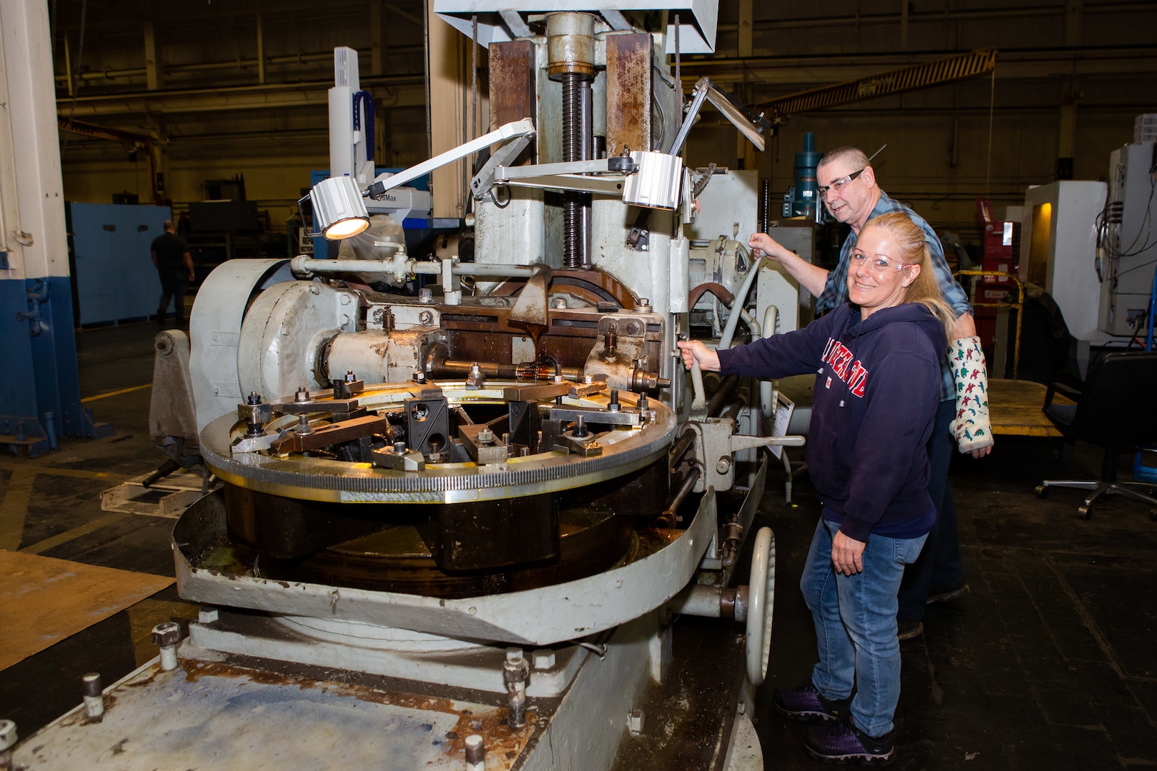 Machinist Dave Lewis and Third Year Apprentice Kim Compton work on the feeler gear for the USS Wyoming (SSBN-742) project.