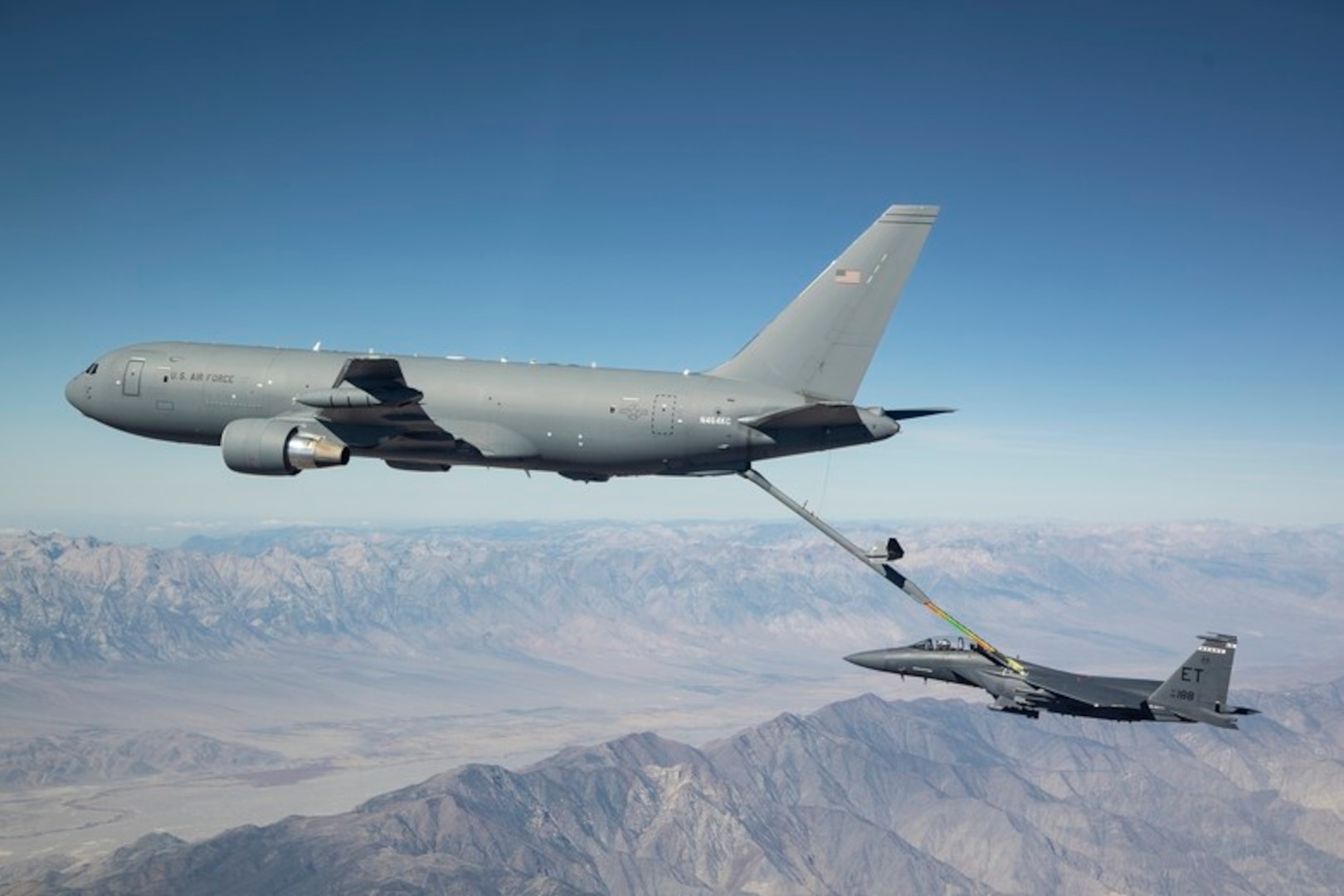 Air force one mid air outlet refueling