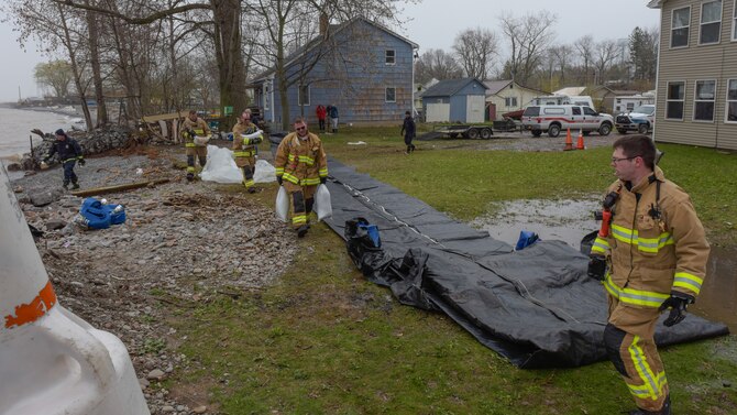 Niagara firefighters assist community with flooding