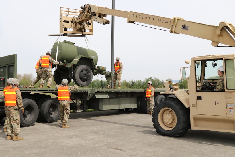 364th Expeditionary Sustainment Command Soldiers Move the Army during Nationwide Move