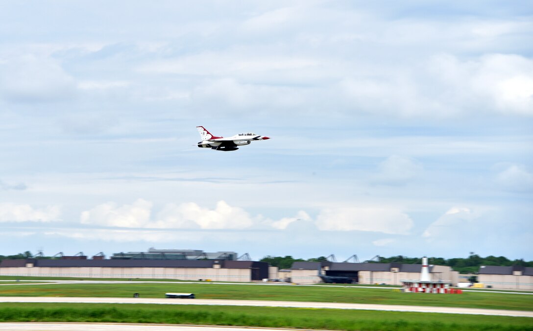 U.S. Air Force Demonstration Squadron “Thunderbirds” take off on Joint Base Andrews, Md. May 9, 2019. After arriving at JBA, the Thunderbirds met with Heap and practiced their performance in preparation for the 2019 JBA Legends in Flight Air & Space Expo. (U.S. Air Force photo by Airman 1st Class Noah Sudolcan)
