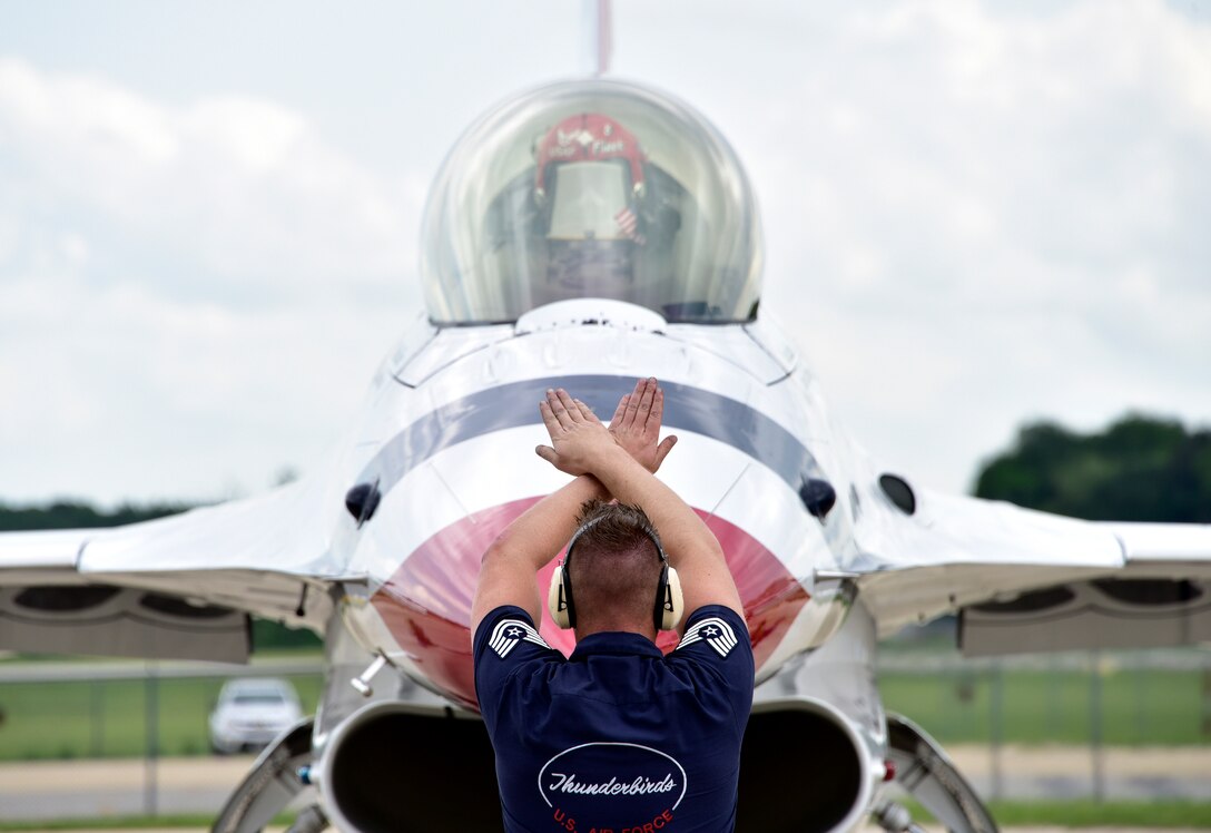 U.S. Air Force Demonstration Squadron “Thunderbirds” come to a stop on Joint Base Andrews, Md. May 9, 2019. After arriving at JBA, the Thunderbirds met with Heap and practiced their performance in preparation for the 2019 JBA Legends in Flight Air & Space Expo. (U.S. Air Force photo by Airman 1st Class Noah Sudolcan)