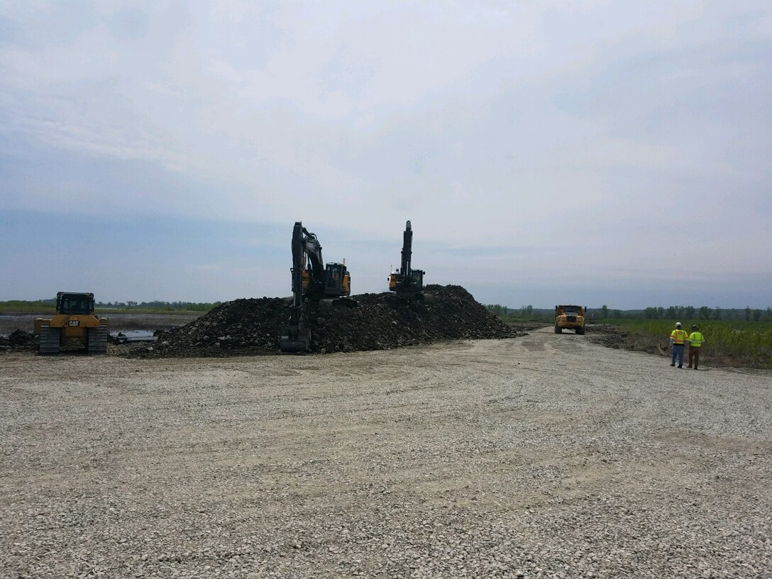 Image of USACE work in progress to repair levee L611-614 near Council Bluffs, Iowa, May 6, 2019